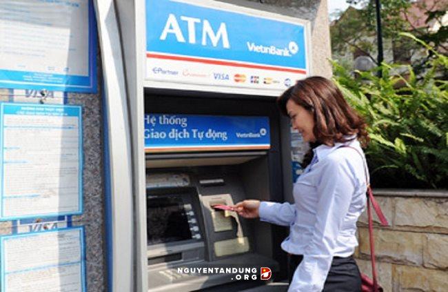 Khách hàng bực bội vì một thẻ ATM đang gánh cả 