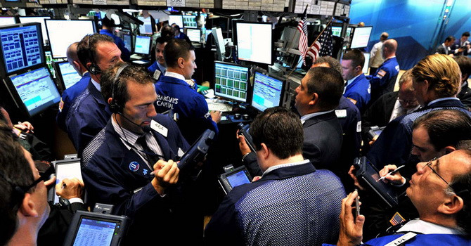 Dow Jones sụt 800 điểm khi dấu hiệu suy thoái kinh tế thế giới nhiều hơn