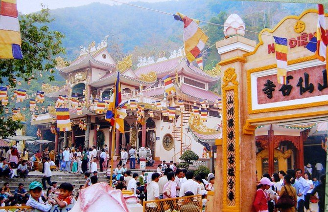 8 đền chùa tấp nập doanh nhân đi lễ đầu năm
