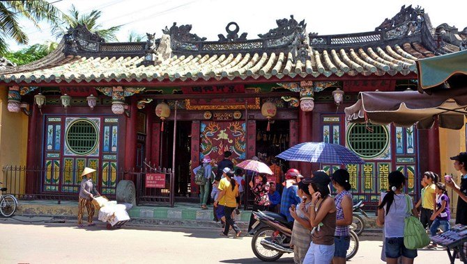 8 đền chùa tấp nập doanh nhân đi lễ đầu năm