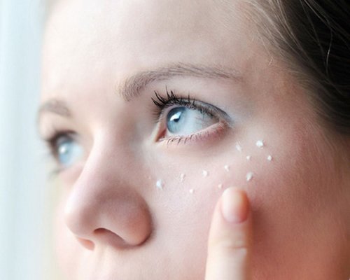 Tư vấn chọn mua kem dưỡng ẩm cho da vùng mắt