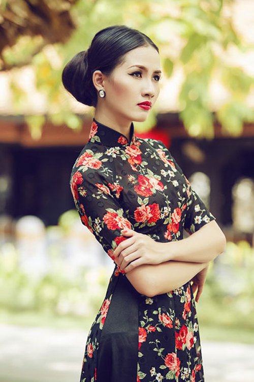 Sao Việt lăng xê mốt áo dài hoa vintage
