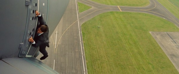 Tom Cruise treo mình trên máy bay trong "Nhiệm Vụ Bất Khả Thi 5"