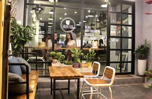 Quán cà phê ở Sài Gòn đắt hàng vì cho khách ăn 'chậu cây'