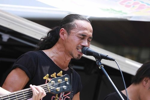Fan hào hứng hát rock cùng Phạm Anh Khoa trên xe tải