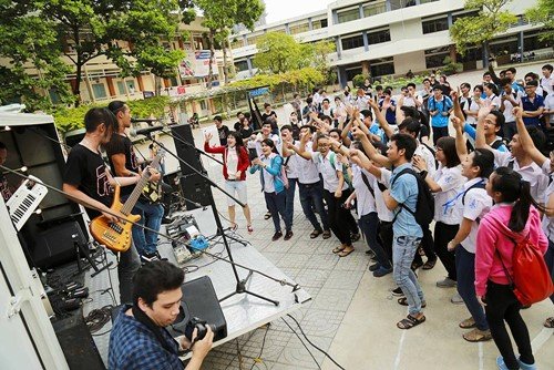 Fan hào hứng hát rock cùng Phạm Anh Khoa trên xe tải