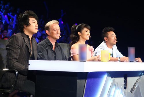 Trọng Hiếu khoe cơ bắp trên sân khấu Vietnam Idol