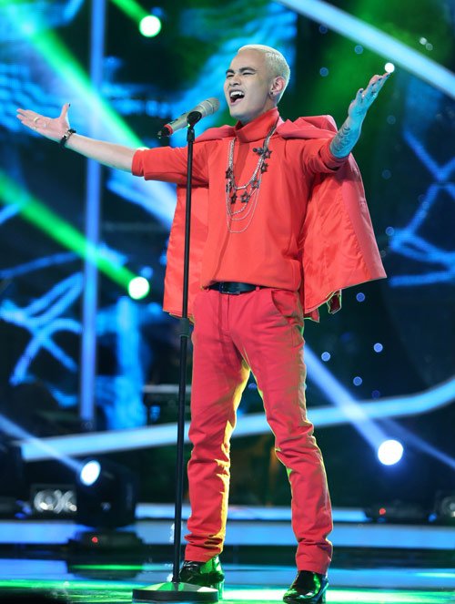 Trọng Hiếu khoe cơ bắp trên sân khấu Vietnam Idol