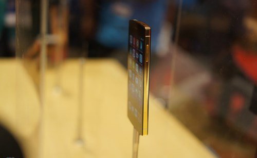 Ảnh thực tế Bphone 128 GB, mạ vàng giá 20,2 triệu đồng