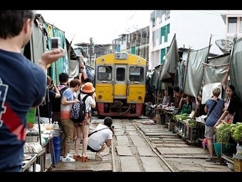 “Thót tim” với khu chợ nguy hiểm nhất thế giới ở Bangkok