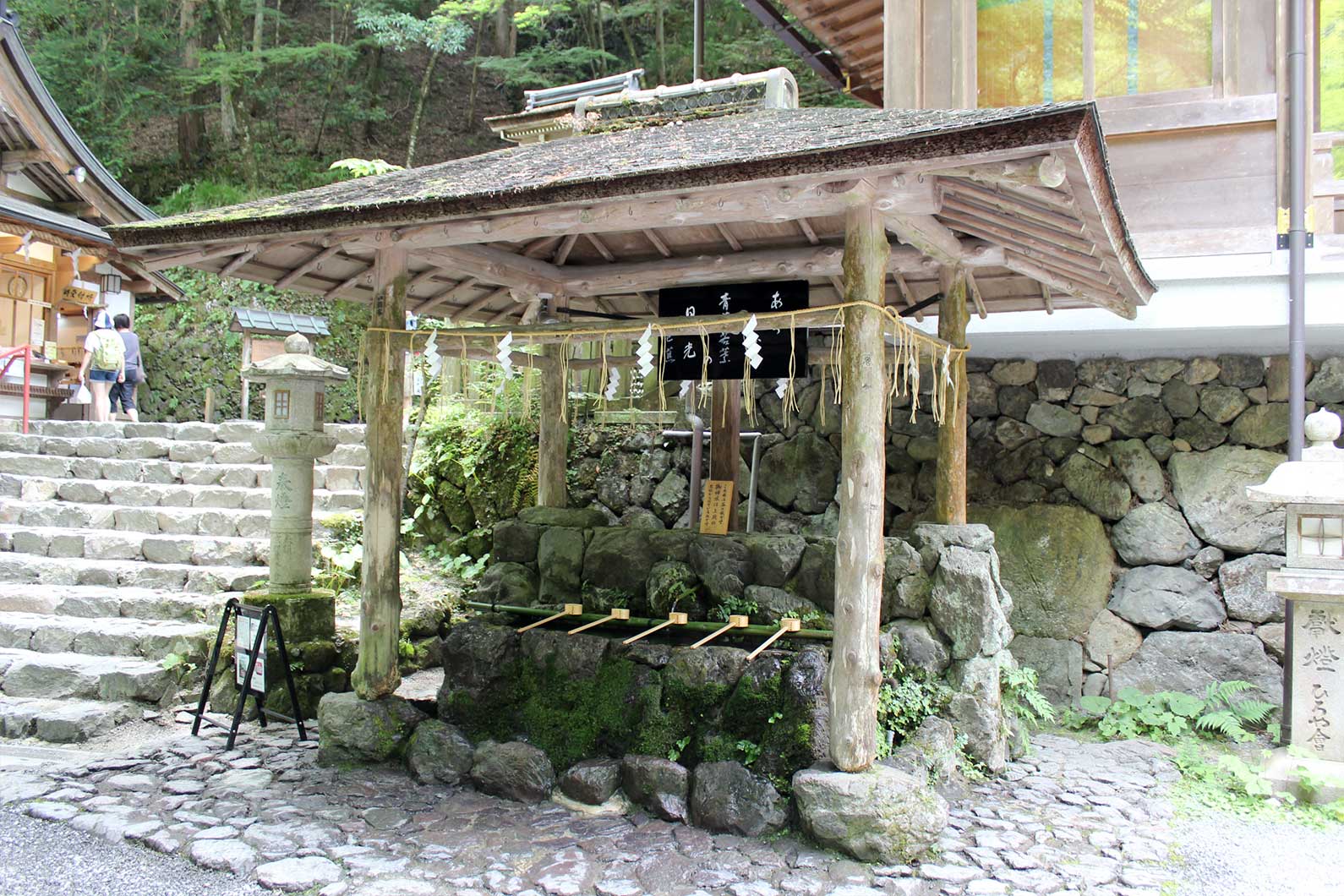 Nhà hàng độc đáo trên thác nước ở Nhật Bản