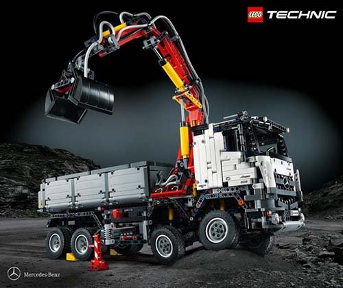 Xe tải Mercedes-Benz Arocs 3245 ra đời từ 2.793 mảnh ghép Lego