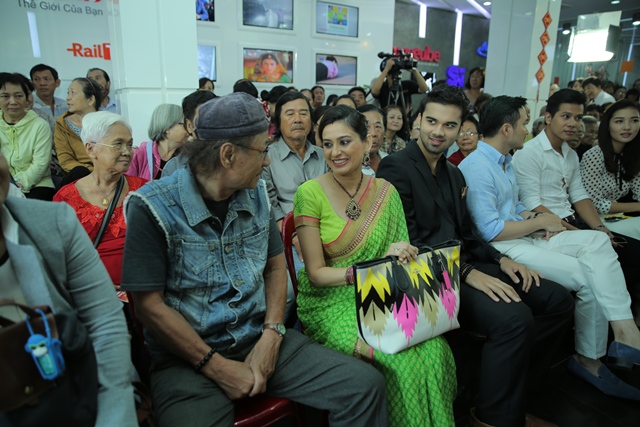 Avinash Mukherjee và Smita Bansal thân thiện trao quà cho nghệ sĩ nghèo