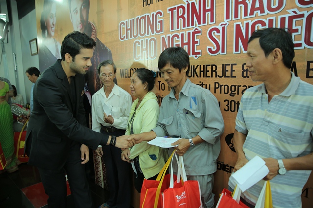 Avinash Mukherjee và Smita Bansal thân thiện trao quà cho nghệ sĩ nghèo
