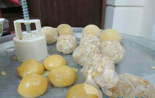 Cách làm bánh trung thu nhân sữa dừa ngon miệng và hấp dẫn