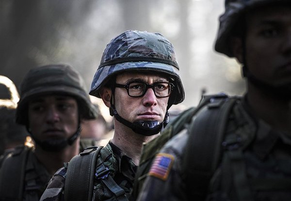 Phim tiểu sử về Edward Snowden bị dời sang năm 2016