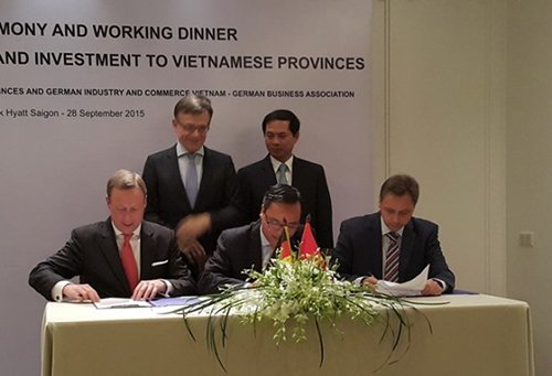 Lễ ký kết Bản Ghi Nhớ giữa Cục Ngoại vụ, thay mặt Bộ Ngoại giao Việt Nam, và Phòng Công nghiệp và Thương mại Đức