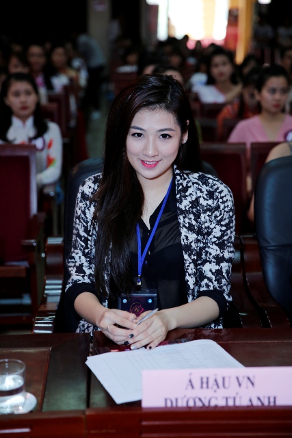 Á hậu Tú Anh rạng rỡ làm giám khảo Hoa khôi “Nữ sinh viên Việt Nam duyên dáng 2015”