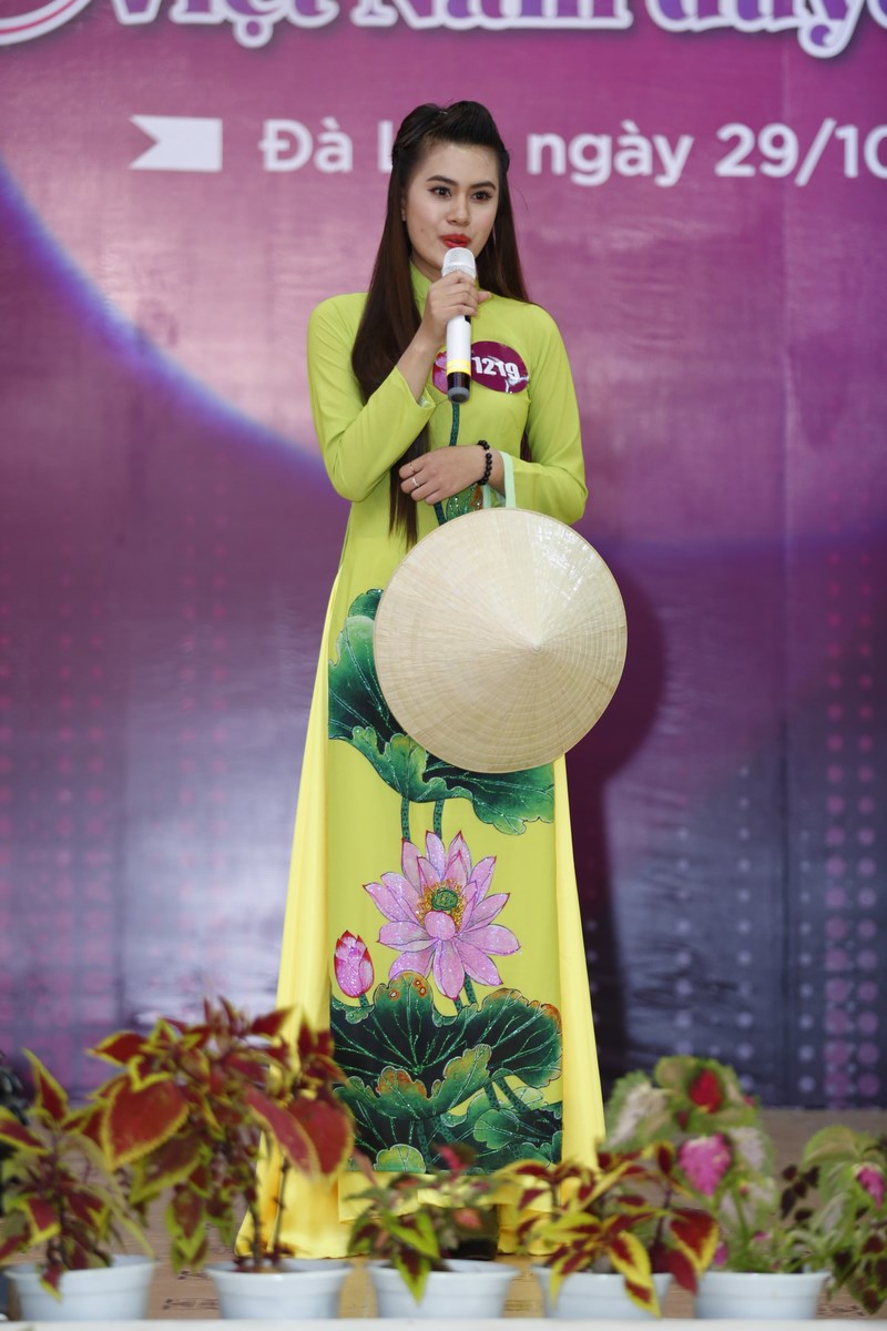 Nữ sinh Tây Nguyên khoe vẻ đẹp duyên dáng trong vòng Sơ khảo “Nữ sinh viên Việt Nam duyên dáng 2015”