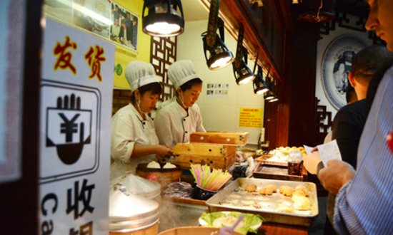 Xếp hàng thưởng thức bánh bao bằng ống hút ở Trung Quốc