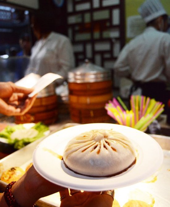 Xếp hàng thưởng thức bánh bao bằng ống hút ở Trung Quốc