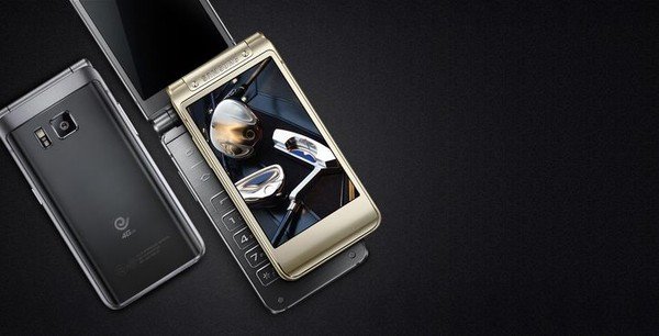 Smartphone nắp gập sang chảnh của Samsung có giá tới 35,5 triệu đồng