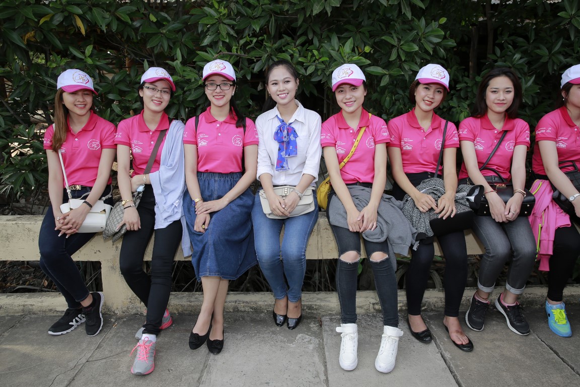 “Nữ sinh viên Việt Nam duyên dáng 2015” rạng rỡ khoe sắc bên chiến sĩ biên phòng