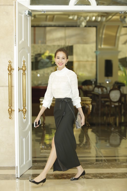 Hoa hậu Đặng Thu Thảo xuất hiện ủng hộ tinh thần thí sinh VMU 2015 trước đêm chung kết