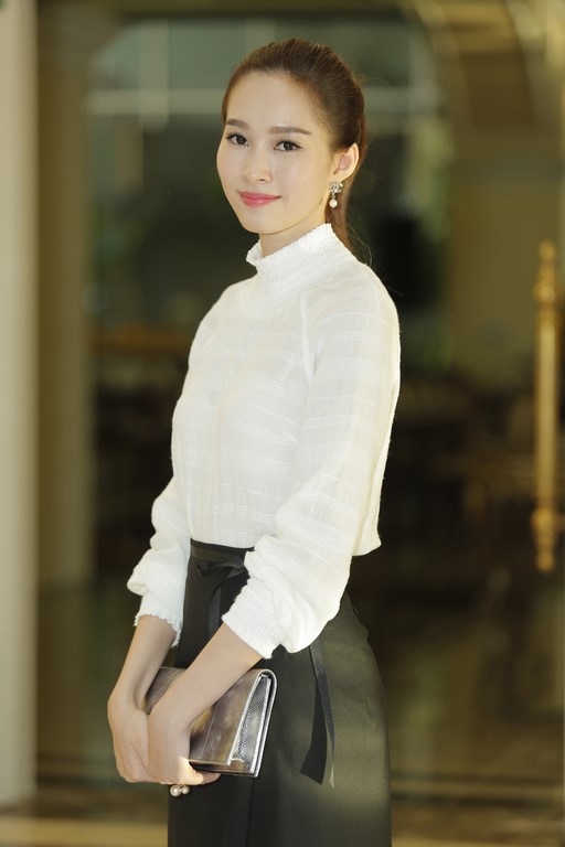 Hoa hậu Đặng Thu Thảo xuất hiện ủng hộ tinh thần thí sinh VMU 2015 trước đêm chung kết