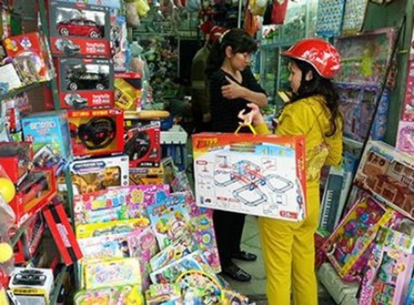 Hoang mang trước “ma trận” đồ chơi độc hại trên thị trường