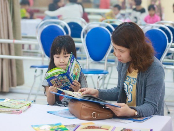 Bộ Giáo dục khuyến khích cha mẹ đọc sách, truyện cho con nghe
