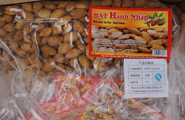 Kẹo, hạt bí Trung Quốc chờ đóng gói thành hàng Việt