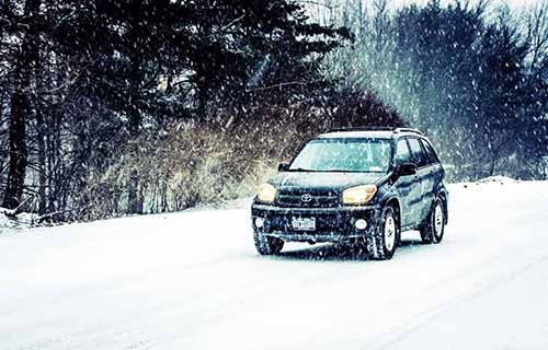 Lái xe trên đường tuyết sao cho an toàn?