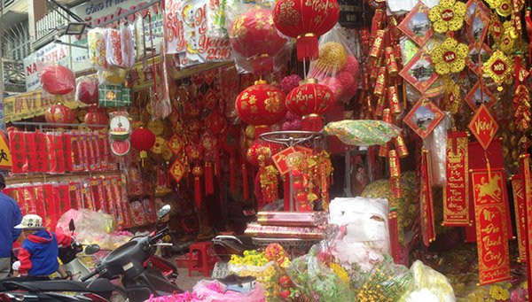 Thị trường tết: Hàng Việt lép vế