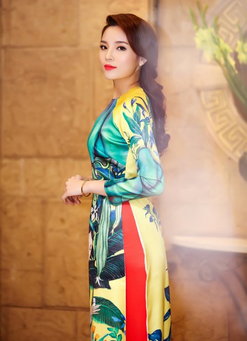 Hoa hậu Kỳ Duyên, Ngọc Hân đọ dáng với áo dài Xuân