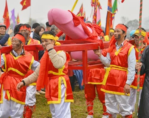 Đỏ mặt với những lễ hội rước "của quý" tại Việt Nam