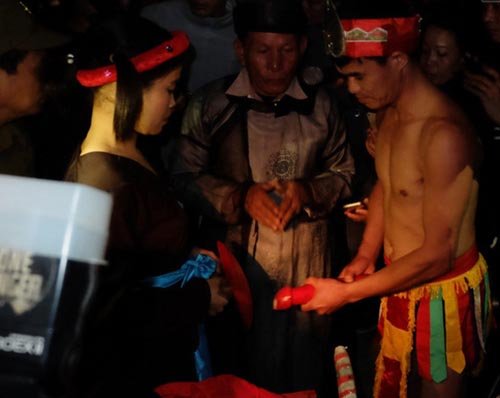 Đỏ mặt với những lễ hội rước "của quý" tại Việt Nam
