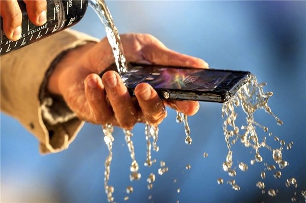 5 smartphone "chạy phà phà" dù bị rớt xuống nước