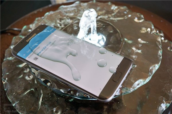 5 smartphone "chạy phà phà" dù bị rớt xuống nước