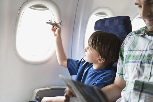 Những điều cần lưu ý khi đưa trẻ đi du lịch bằng máy bay