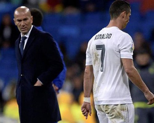 Cristiano Ronaldo phớt lờ Zidane khi rời sân vì chấn thương