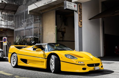 "Ngựa già" Ferrari F50 nóng bỏng với bộ áo vàng rực