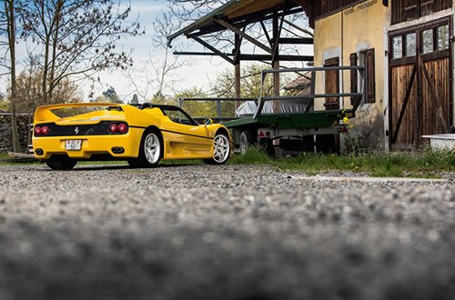 "Ngựa già" Ferrari F50 nóng bỏng với bộ áo vàng rực