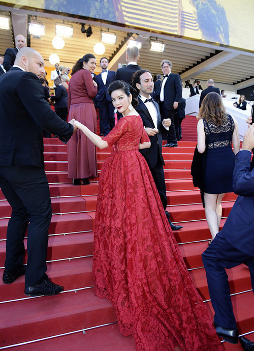 Lý Nhã Kỳ kiêu sa, lộng lẫy với đầm ren trên thảm đỏ Cannes