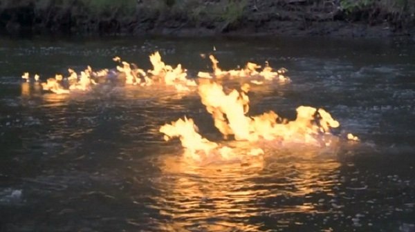 Úc: Lạ lùng dòng sông bắt được lửa