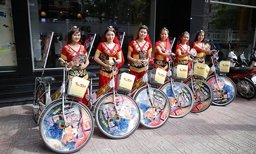 Người dân Sài Gòn háo hức trước sự xuất hiện bất ngờ của dàn vũ công Ấn Độ