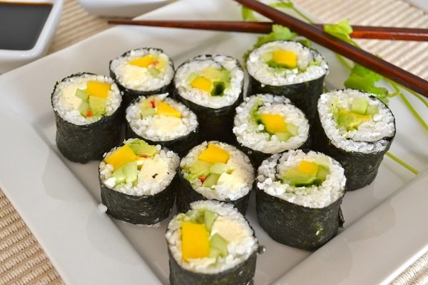 Tự làm món sushi rau củ chấm sốt bơ cay