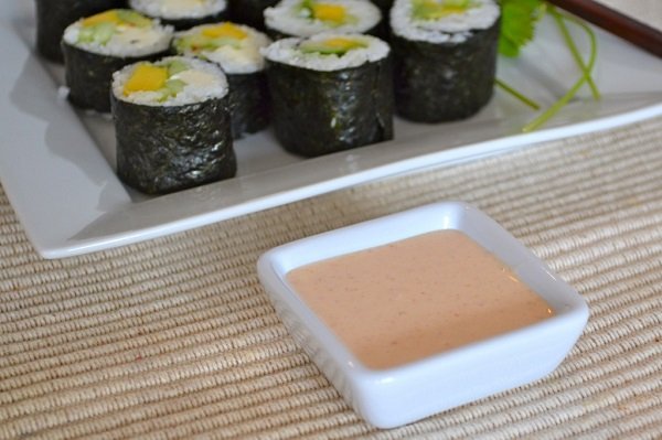 Tự làm món sushi rau củ chấm sốt bơ cay