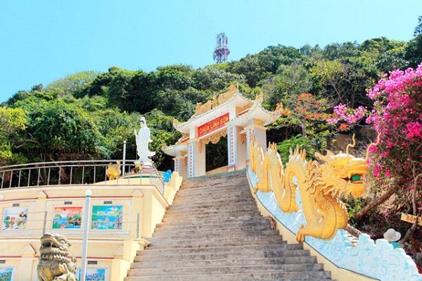 Ngoạn cảnh chùa Linh Sơn nơi đảo xa