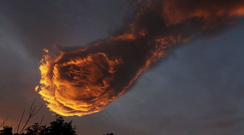 Đám mây kỳ lạ hình “bàn tay của Chúa”